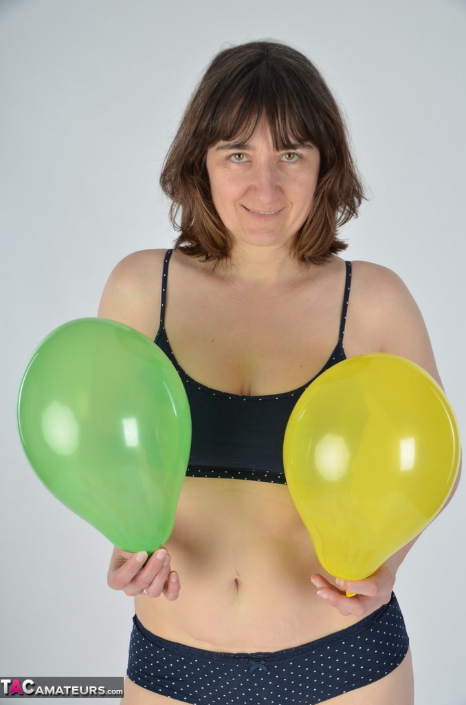 In The Studio With Many Balloons, And Only In Lingerie.I Found A Fun Idea That Time To Ph  
